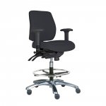 Kassatuoli Pro 20 pyörillä, kassatuolissa jalkarengas ja hyvät säädöt