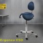 Yksiosainen satulatuoli selkänojalla Ergonea Luxe ESD sininen on kotimainen maadoitettu sähköä johtava satulatuoli, joka purkaa pienimmätkin jännitteet