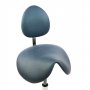 Ergonea Luxe Gym selkänojallisen satulatuolin sinisellä nahalla verhoiltu ergonominen selkänoja ja istuinosa