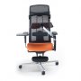 Ergonominen työtuoli mPosition oranssi nahka tietokonetasolla on hyvä työasema moderniin toimistoon, ergonomisen työtuolin hinta on korkeampi kuin tavallisen työtuolin, mutta siinä on tietokonepöytä mukana, ergonomisessa työtuolissa on paras ergonomia