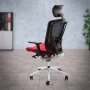 Ergonominen verkkoselkäinen hyvä työtuoli Ergonea Mesh keinumekanismilla takaviistosta